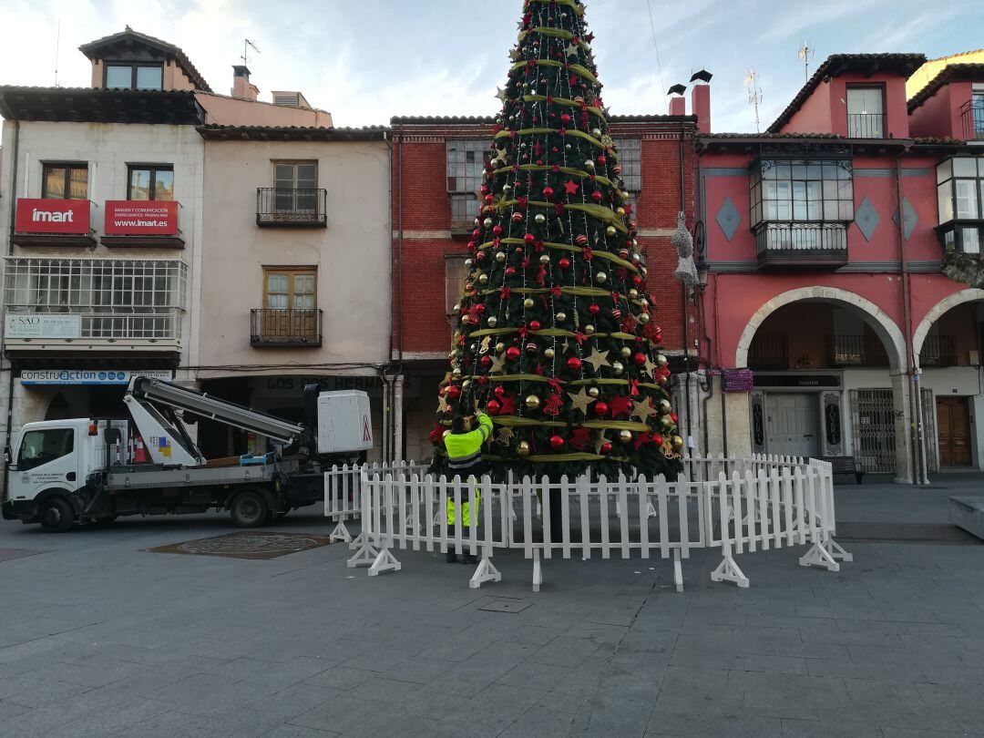 Al menos la ambientación ornamental navideña ya está operativa este puente de la Constitución
