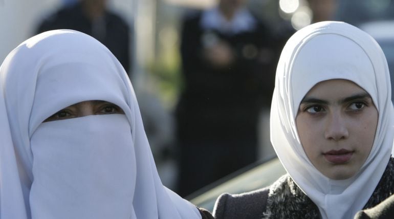 Foto de archivo de una mujer con niqab y su hija con hiyab en Leers, al norte de França