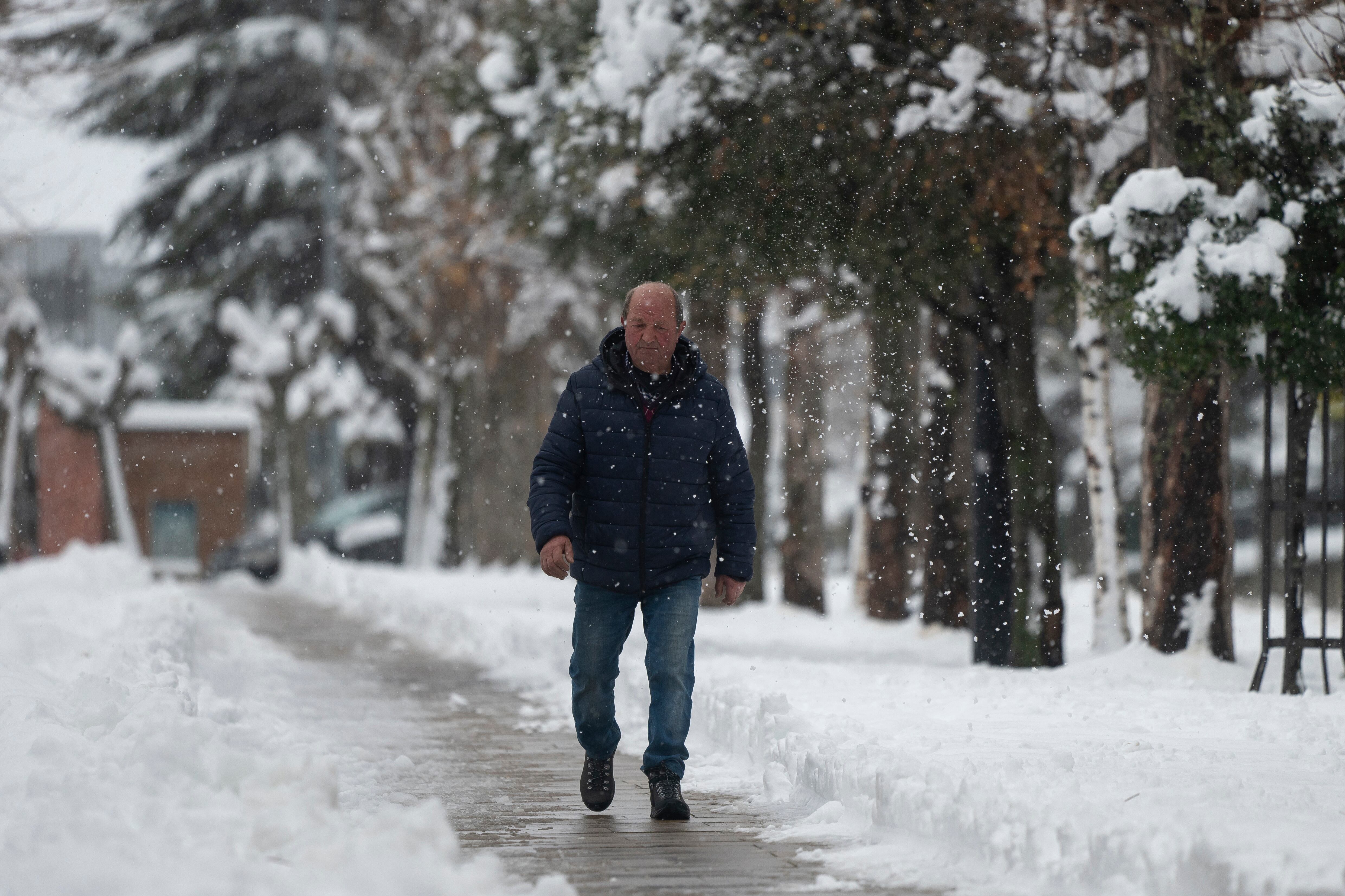 Un hombre pasea bajo la nieve, por una calle de la localidad cántabra de Reinosa, a mediados de enero de este año.