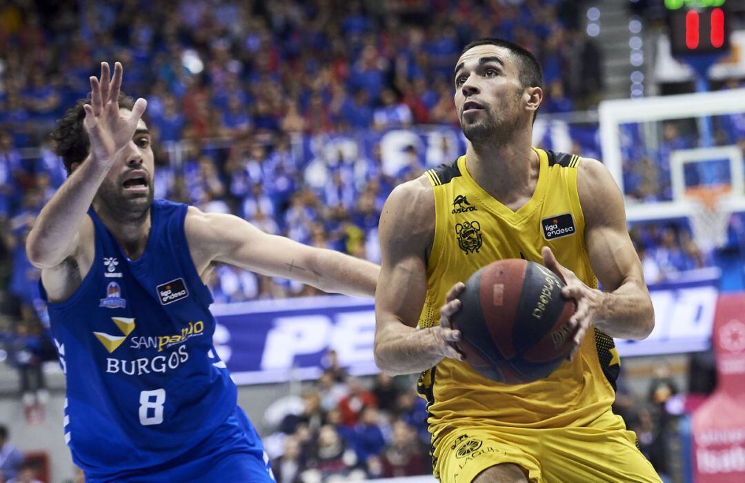 Vitor Benite y Alex López en un partido celebrado en el Coliseum esta temporada