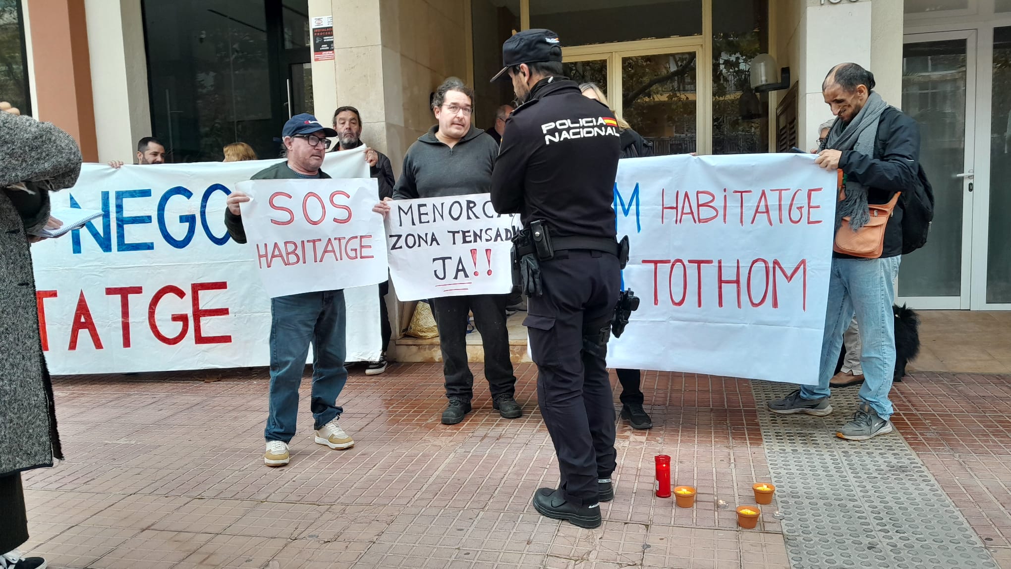 Protestes davant l'habitatge