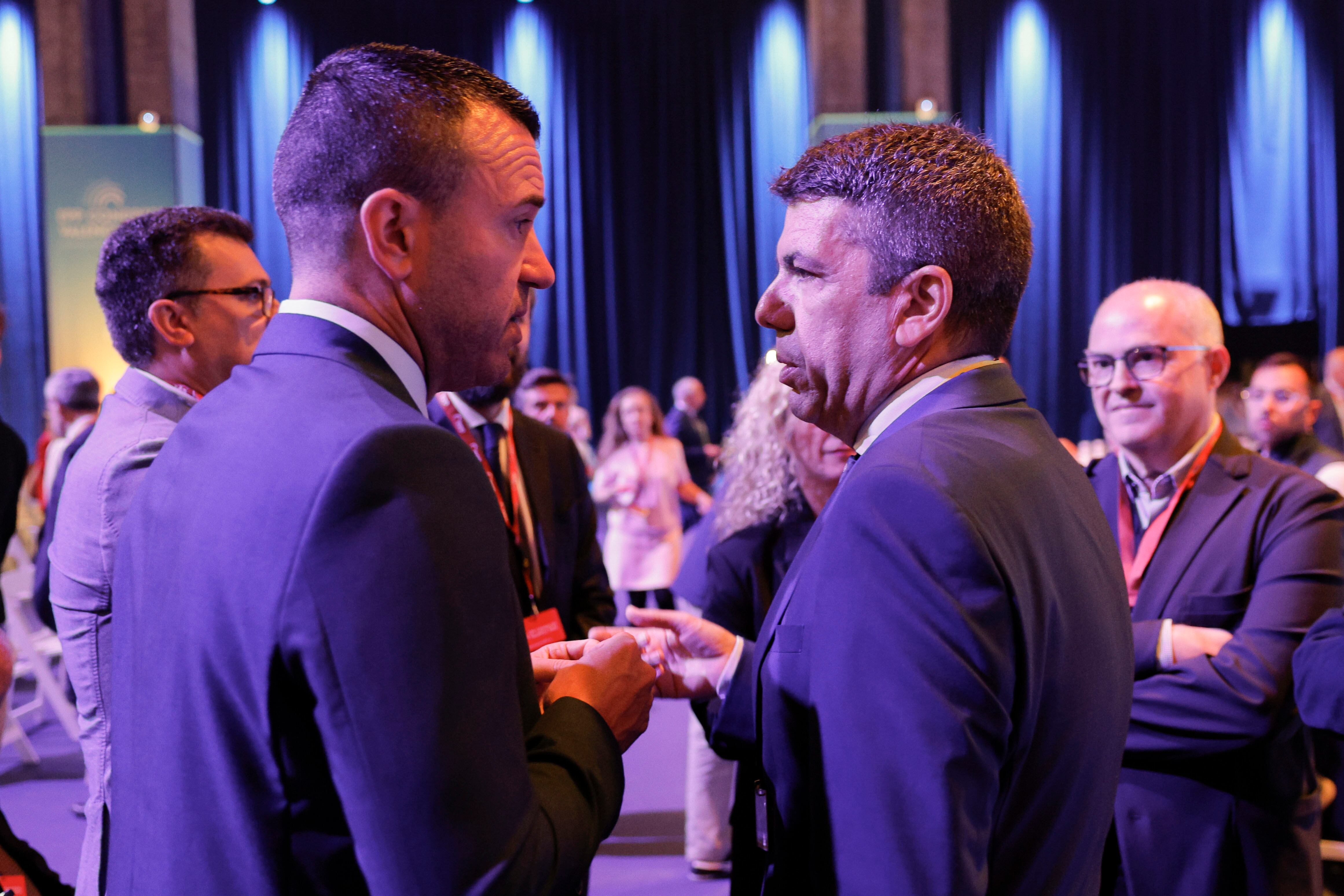 VALENCIA, 30/04/2025.- El presidente de Generalitat valenciana, Carlos Mazón (d), conversa con el presidente de la Diputación de Valencia, Vicente Mompó, a su llegada a la segunda jornada del congreso del Partido Popular Europeo en Valencia, este miércoles. EFE/ Kai Försteling