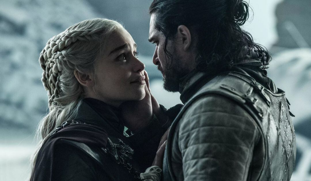 Jon Snow y Daenerys Targaryen durante el último capítulo.