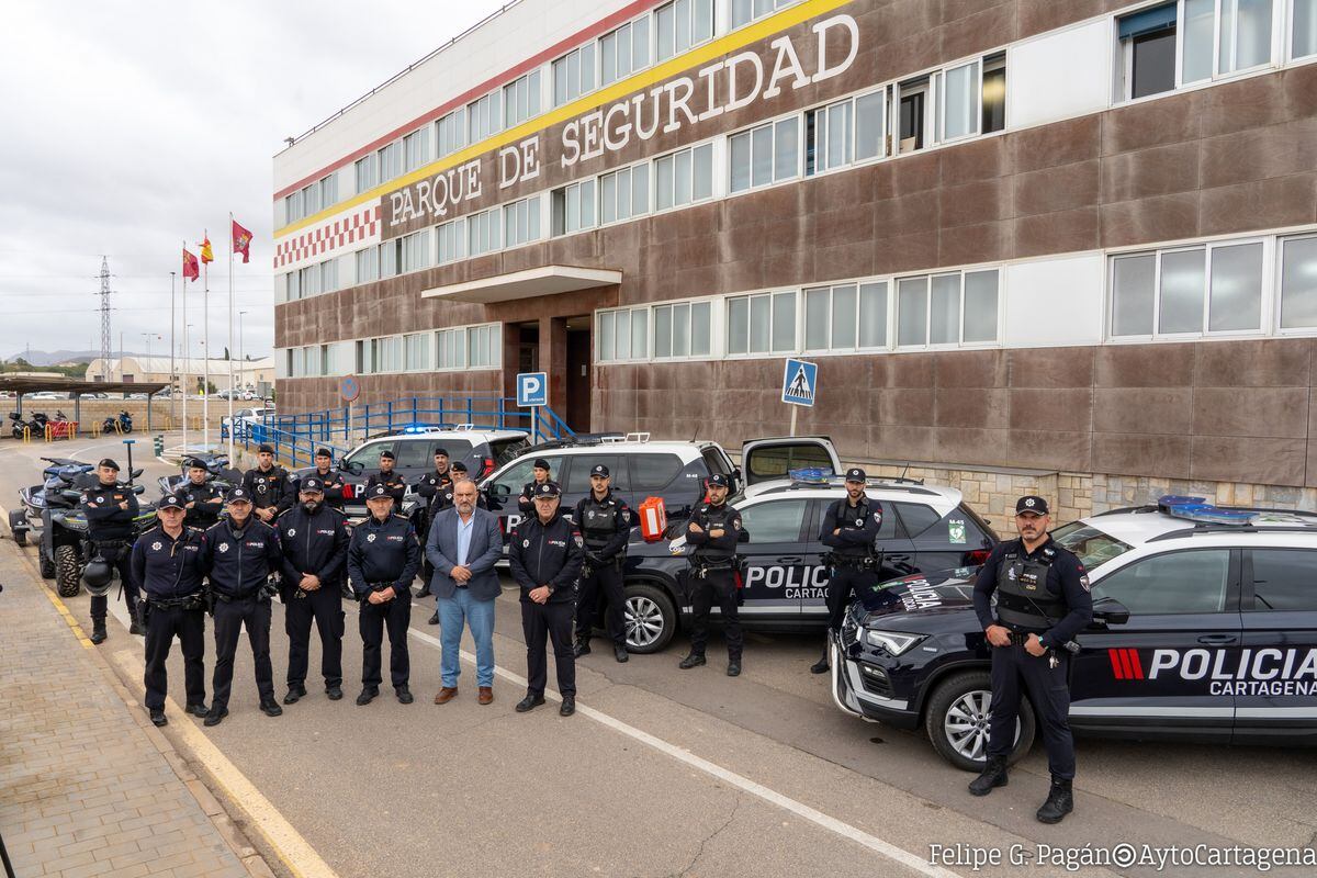 El concejal de Seguridad, José Ramón Llorca, junto a los agentes y nuevos vehículos de la Policía Local