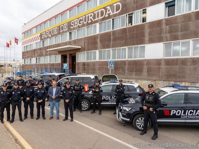 El concejal de Seguridad, José Ramón Llorca, junto a los agentes y nuevos vehículos de la Policía Local