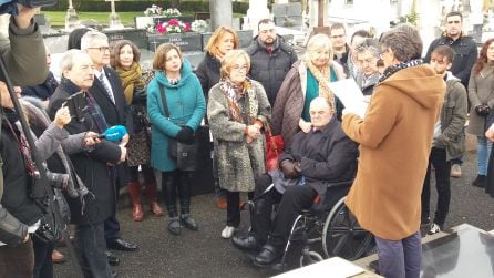 Asistentes a la ofrenda floral homenaje a Ángel González en el décimo aniversario de su muerte.