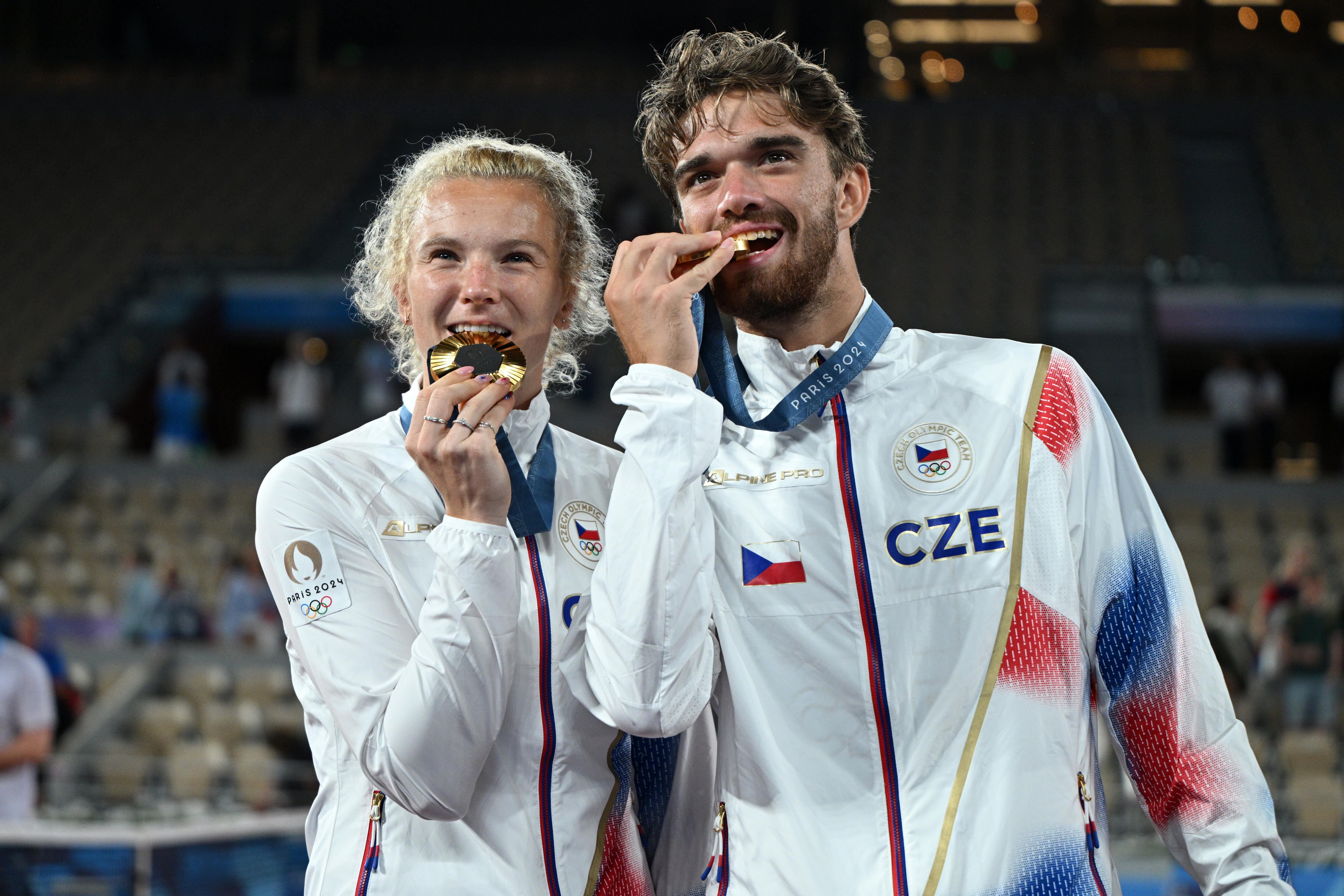 Katerina Siniakova y Tomas Machac obtuvieron la primera medalla para Chequia este viernes tras ganas en la categoría de dobles mixtos.