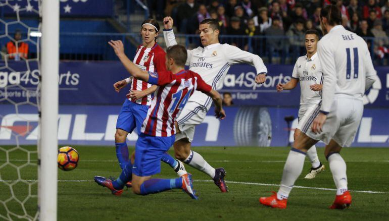 Cristiano intenta marcar un gol en el derbi liguero del Calderón