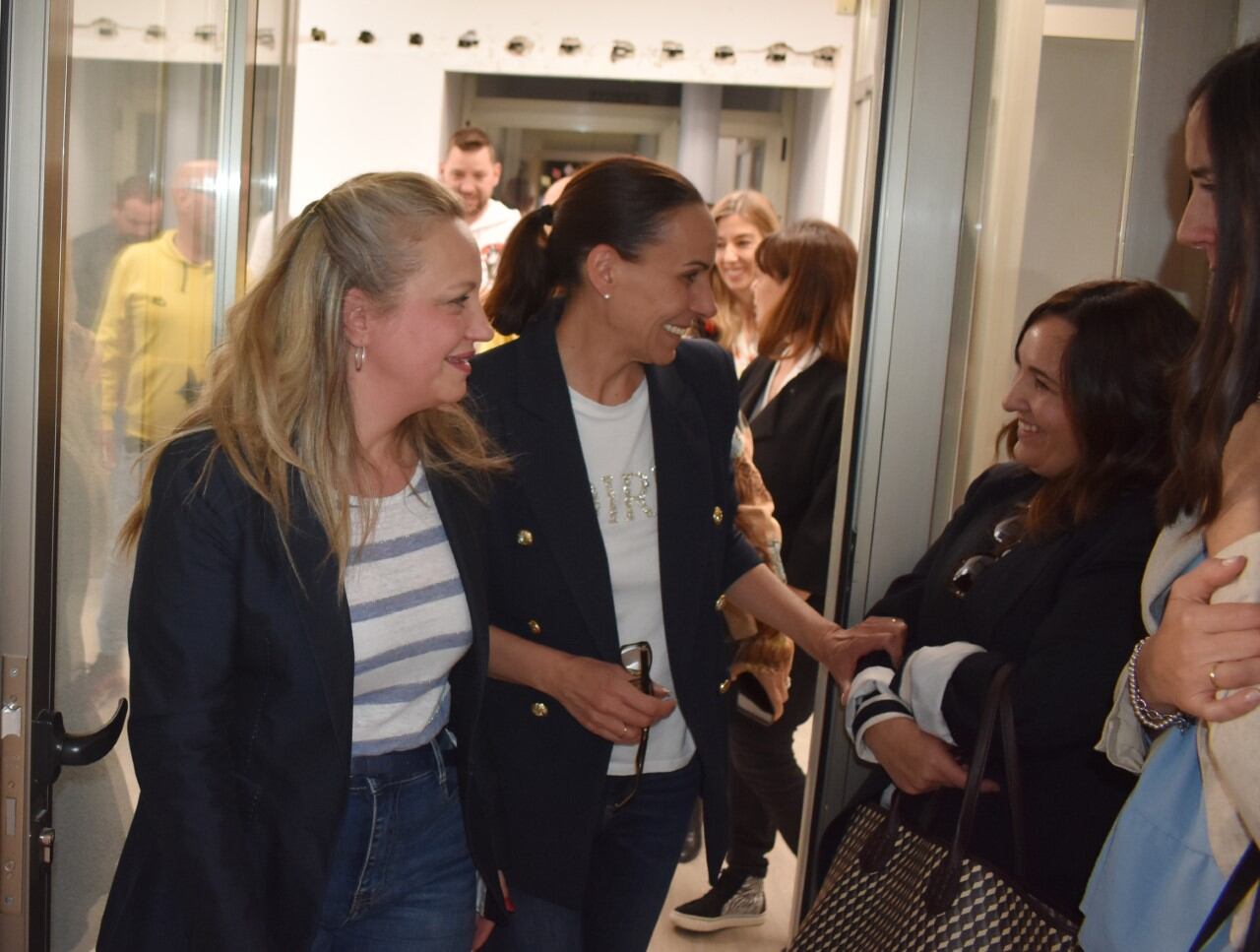 Eva María Masías, alcaldesa junto con la concejal de Igualdad, Ana Belén Chacón y otras autoridades, durante la visita a las instalaciones