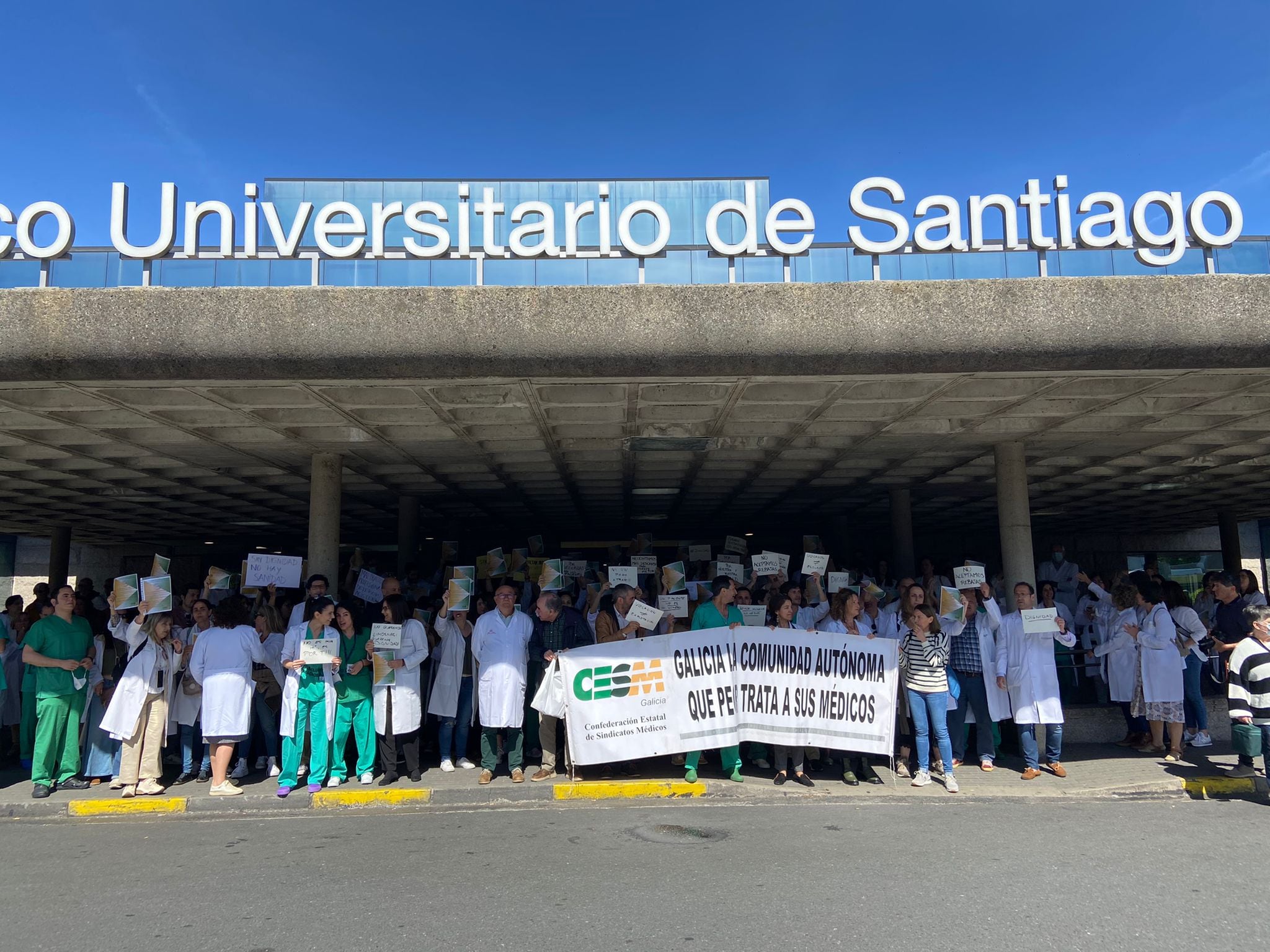 Médicos participan en una protesta a las puertas del Hospital Clínico de Santiago