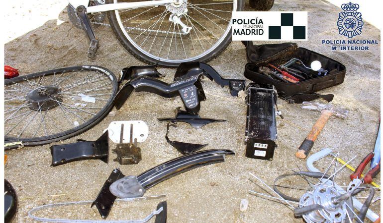 Fotografía facilitada por la Policía Nacional y la Policía Municipal de Madrid de la operación conjunta.