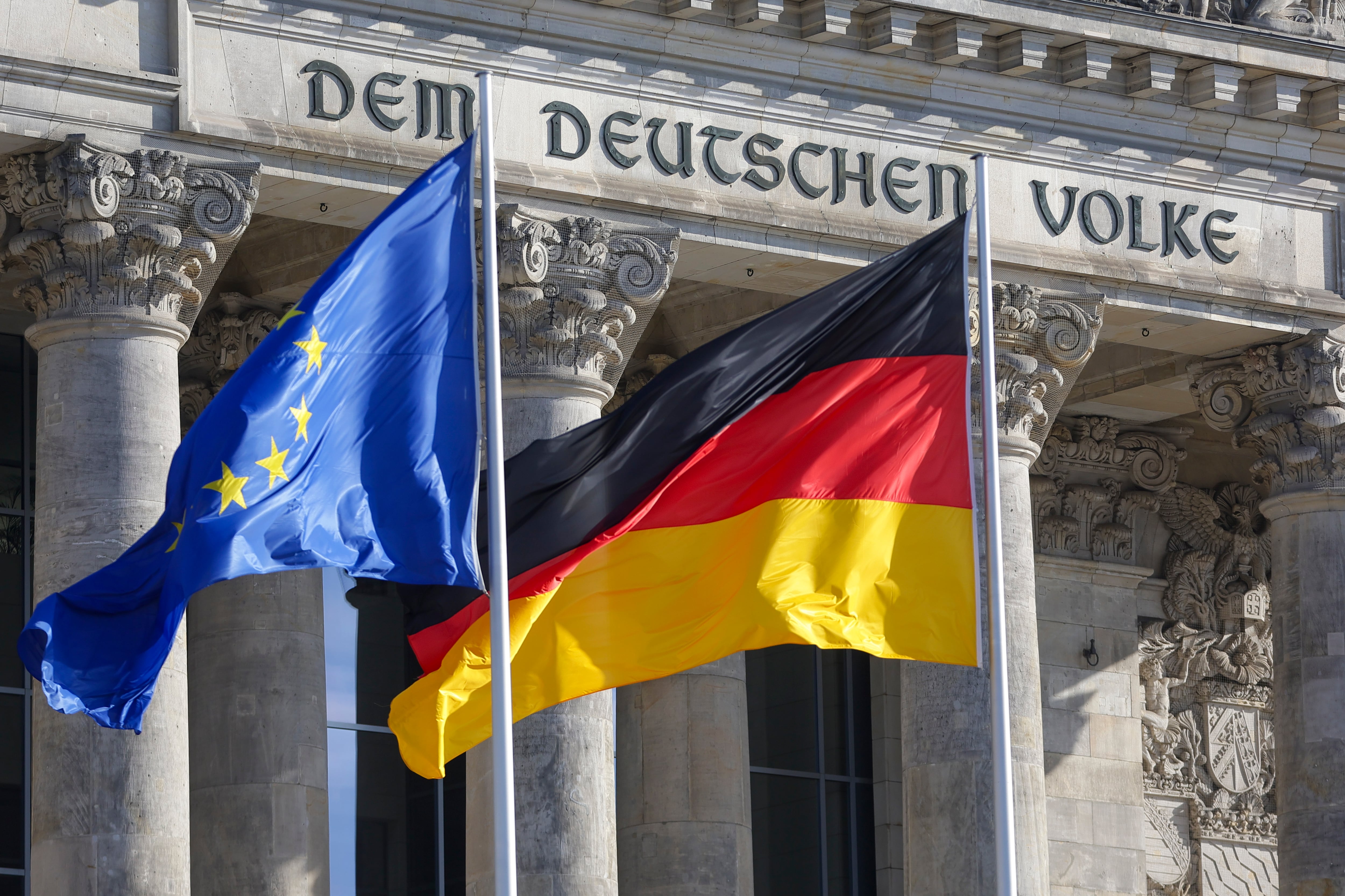 BERLIN (Germany), 22/02/2025.- The European and German flags are seen in front of the Reichstag building in Berlin, Germany, 22 February 2025. Germany will hold early federal elections on 23 February 2025, to elect a new Bundestag (parliament). (Elecciones, Alemania) EFE/EPA/CHRISTOPHER NEUNDORF
