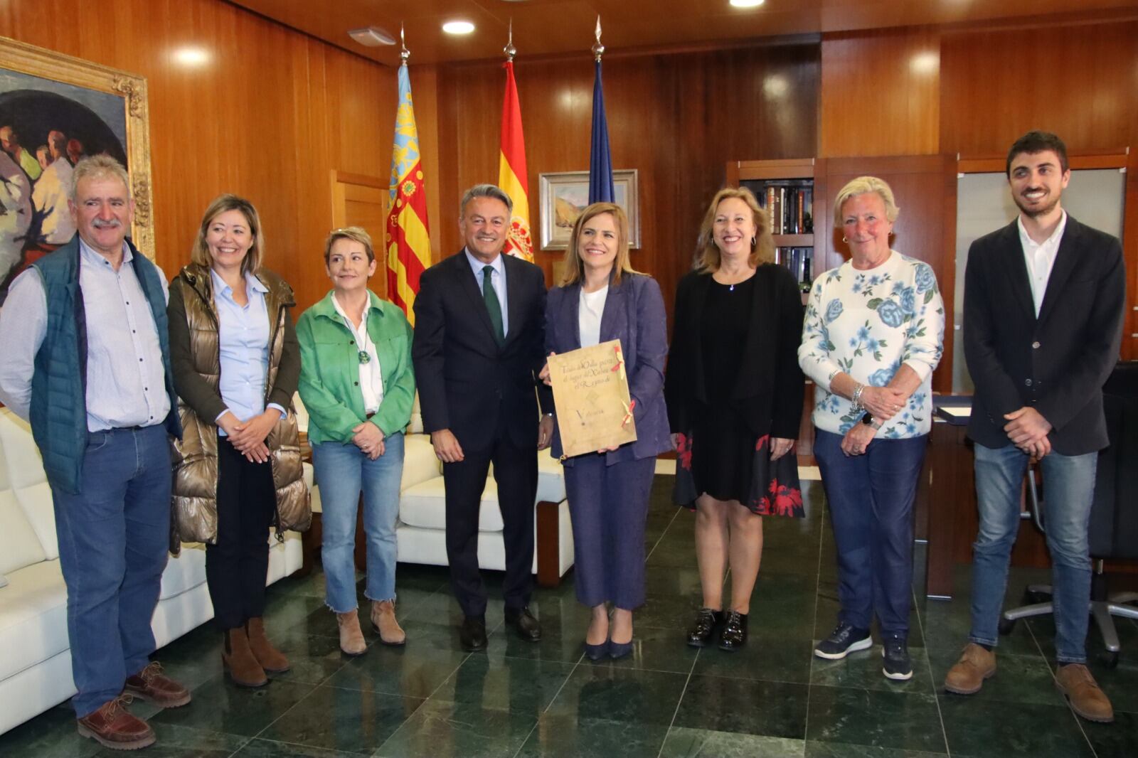 La delegada del Gobierno en la Comunitat Valenciana, Pilar Bernabé, con el alcalde de Xàbia, José Chulvi y miembros del equipo de gobierno.