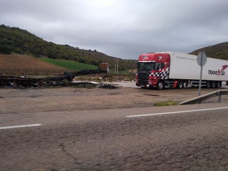 Restos del camión abandonado y quemado en una de las márgenes de la N-122 en Castrillo de Duero