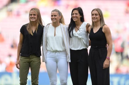 Irene Paredes, Sandra Paños, Jenni Hermoso y Alexia Putellas posan en el Camp Nou