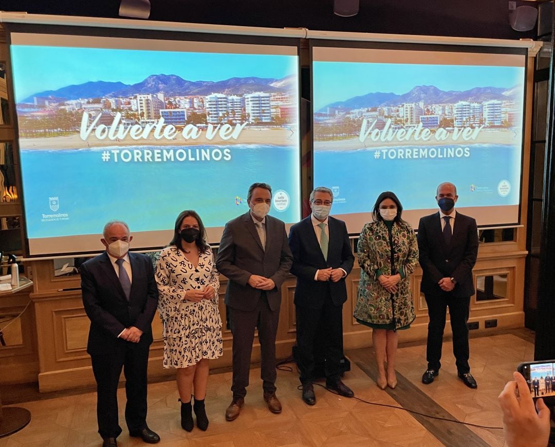 Las autoridades, con el alcalde Josñe Ortíz a la cabeza, durante la presentación del acto