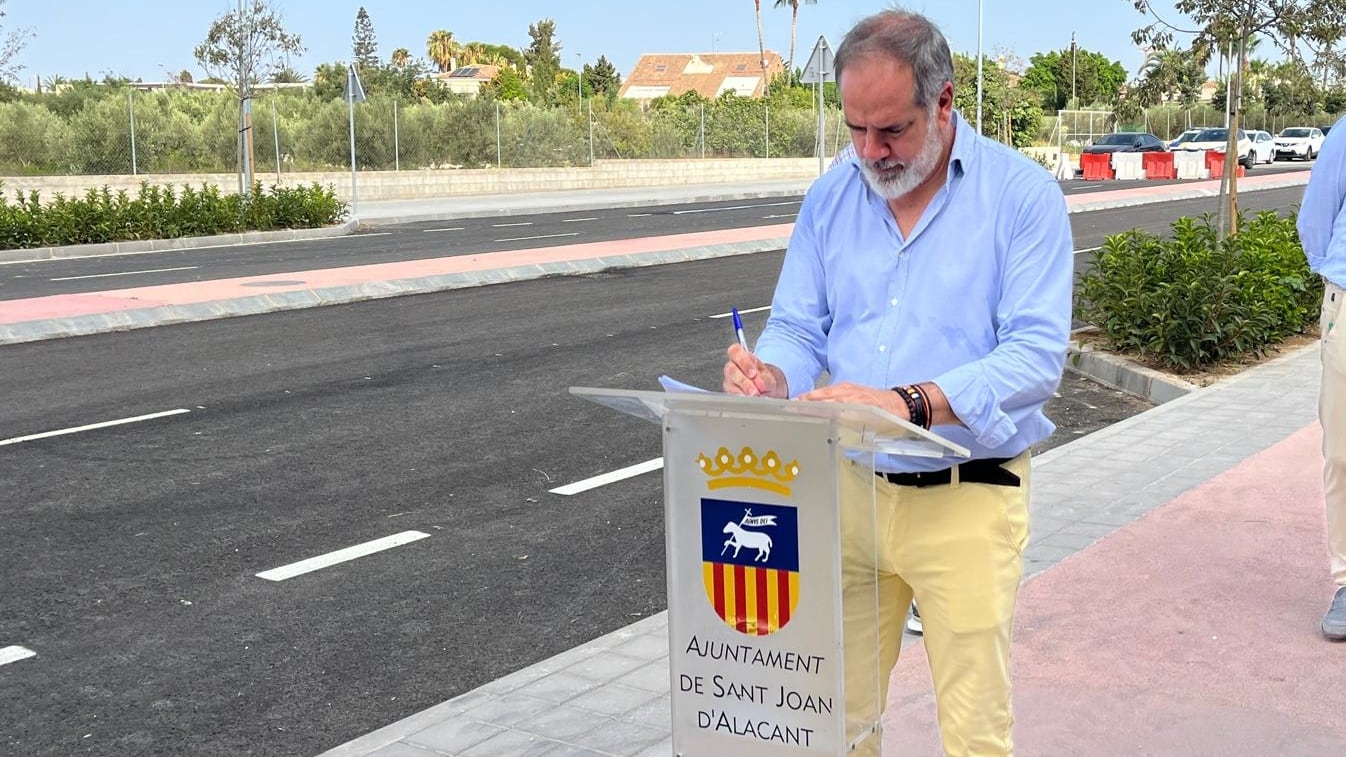 Santiago Román, alcalde de Sant Joan d&#039;Alacant, en la inauguración de la rotonda Nou Nazareth que une Sant Joan y Alicante