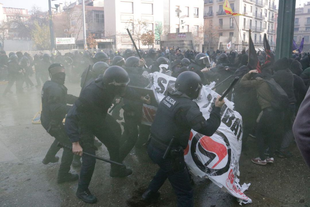 Moment d'una càrrega dels Mossos contra antifeixistes a Girona a la plaça U d'Octubre, el 6 de desembre del 2018. (Horitzontal)