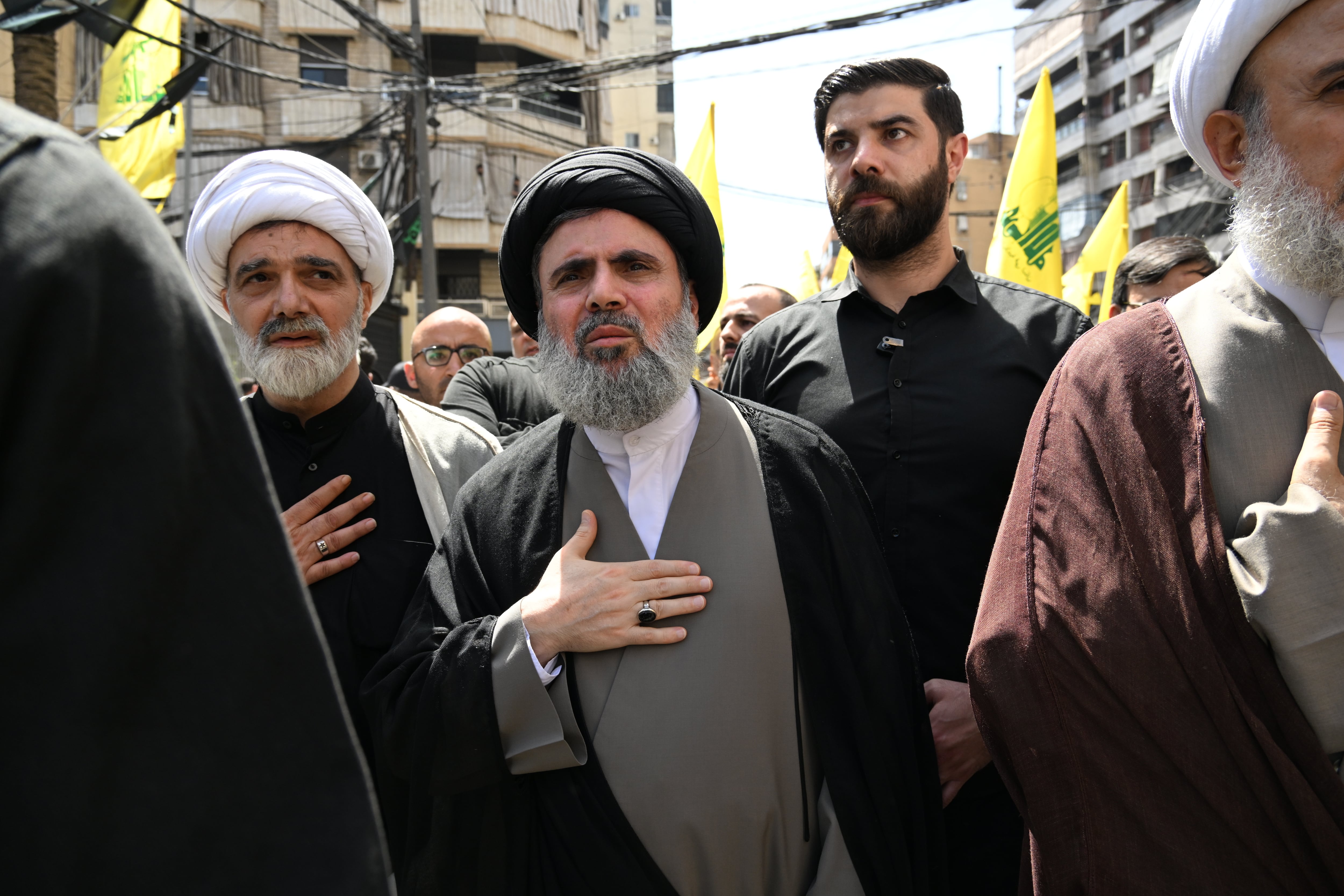 Hashem Safieddine en el centro de la imagen, durante el funeral del comandante Mohamed Naim Nasser, asesinado en un bombardeo israelí