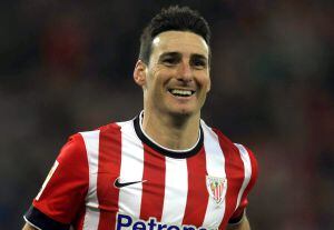 GRA508. BILBAO. 11/02/2015.- El delantero del Athletic Club Aritz Aduriz celebra su gol, primero del equipo, durante el partido de ida de las semifinales de la Copa del Rey que se disputa esta noche en el estadio de San mamés, en Bilbao. EFE/LUIS TEJIDO.