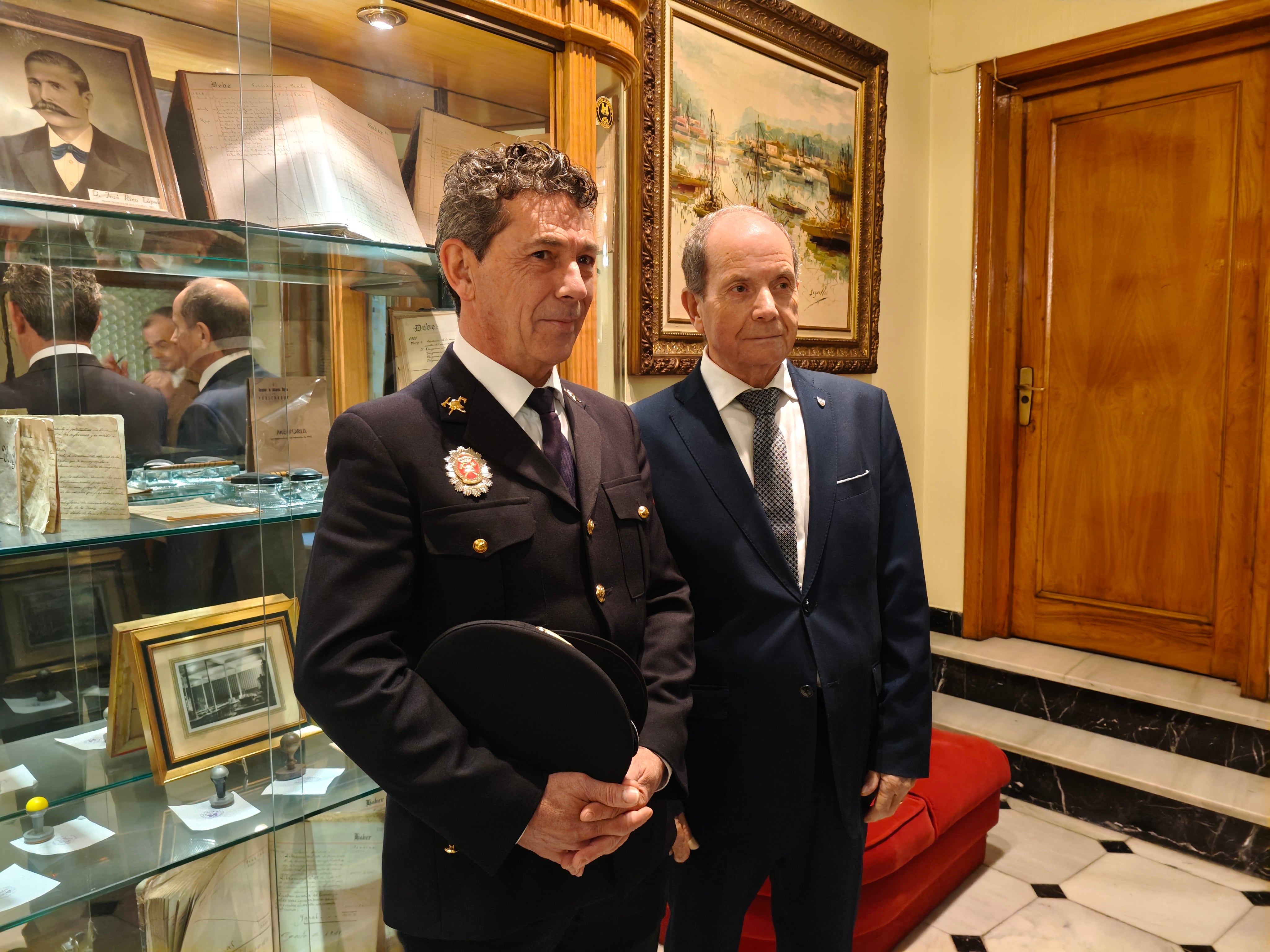 El jefe del Servicio de Bomberos de Ponferrada, Olivier Bao junto al presidente de La Obrera