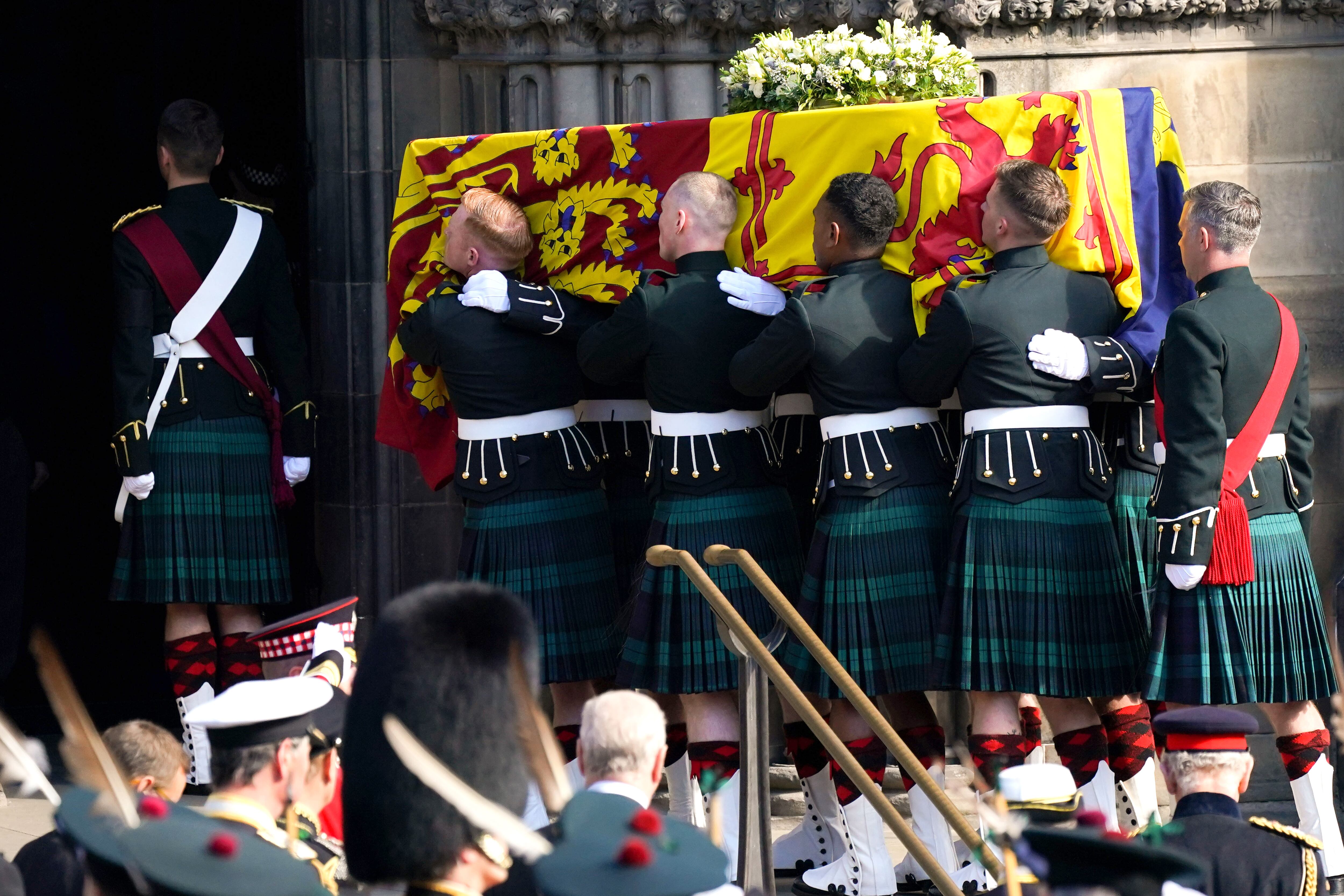 Los restos de Isabel II a su entrada a la Catedral de St Giles, Edimburgo