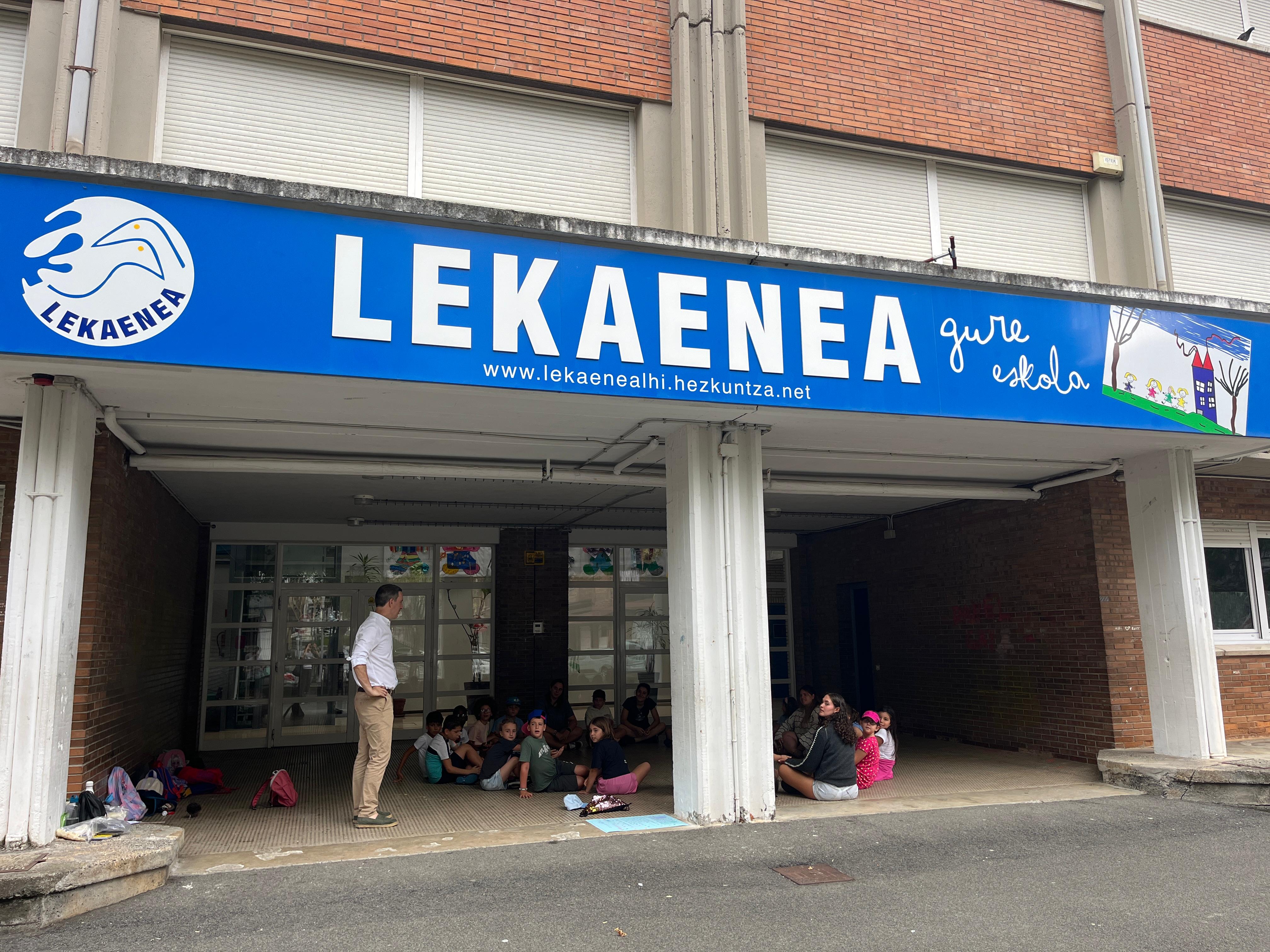 El colegio Lekaenea y el delegado de Euskera, Josu Iguiñiz.