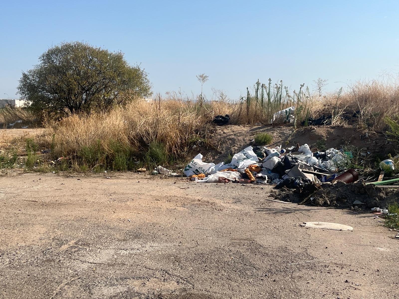 Imagen de uno de los vertederos ilegales que hay en la Calle Vía Tarpeya de Toledo