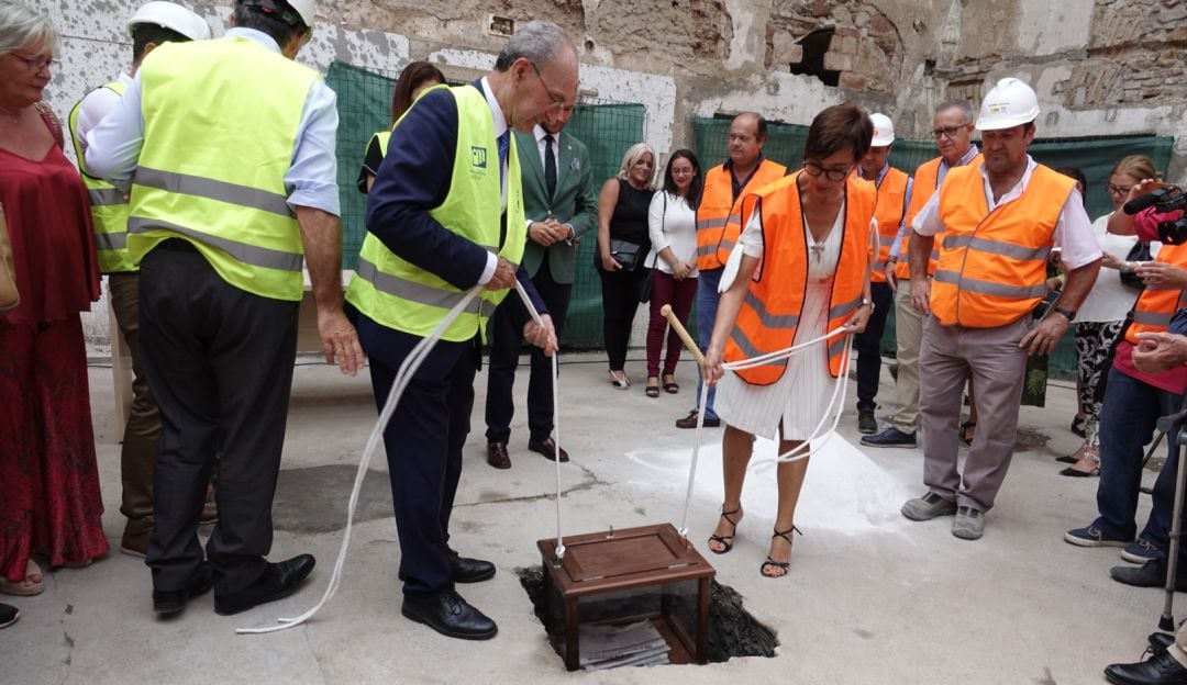 El alcalde, Francisco de la Torre, y la subdelegada del gobierno en Málaga, María Gámez, en la colocación de la primera piedra de la segunda fase de rehabilitación del Convento de San Andrés