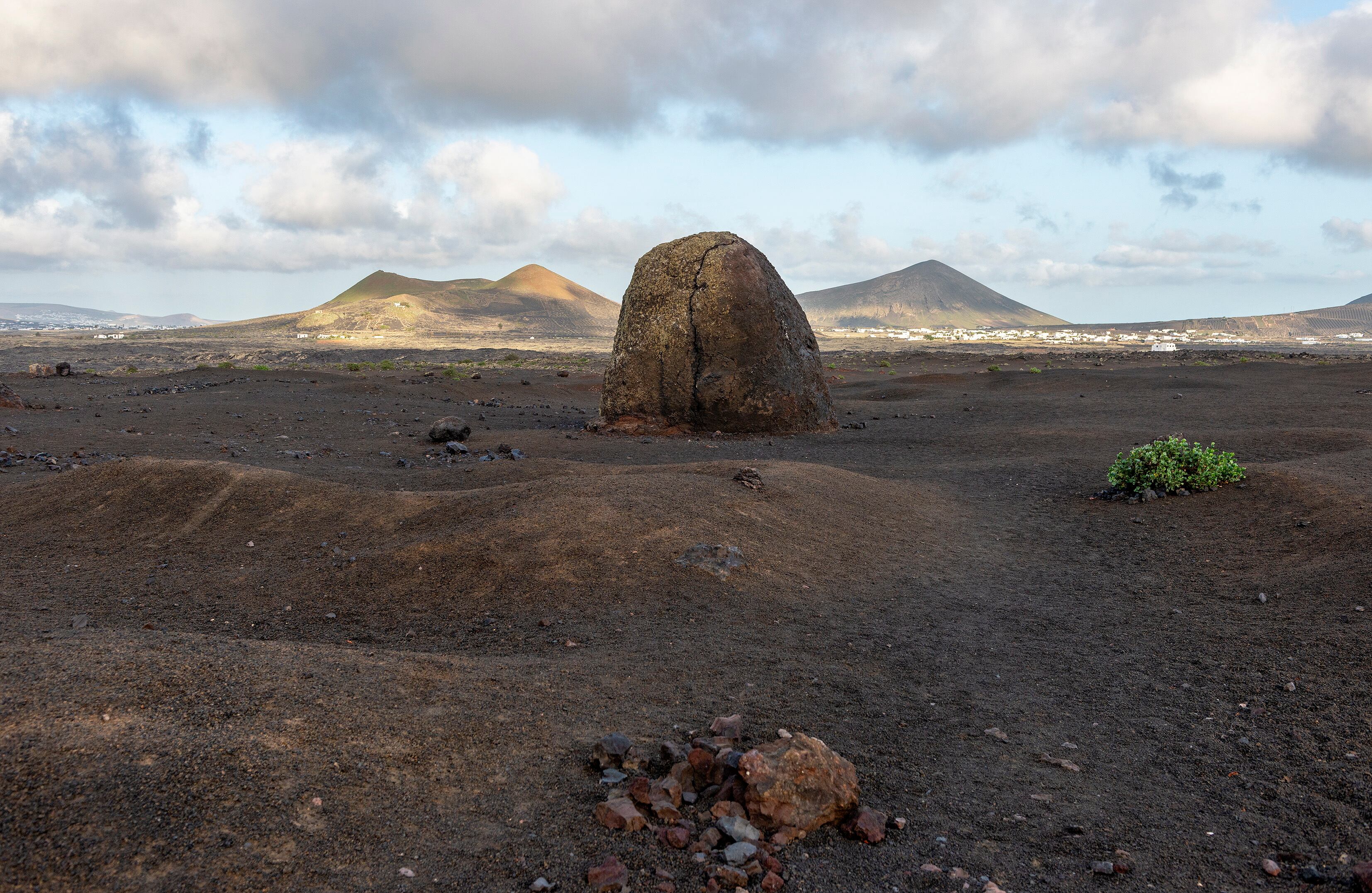 GRAFCAN718. TINAJO (LANZAROTE) (ESPAÑA), 11/10/2022.- Un estudio realizado por el CSIC, la Universidad Complutense y el Instituto Volcanológico de Canarias demuestra que las rocas de algunos parajes de Lanzarote son idénticas a las que recogieron las misiones Apolo y pueden servir para ensayar en la Tierra cómo construir, sembrar u obtener agua y combustible cuando el hombre establezca su primera base en la Luna. En la imagen, paisaje volcánico junto a Montaña Colorada, situado en el municipio de Tinajo y uno de los últimos volcanes activos en las erupciones de Timanfaya. EFE/Adriel Perdomo
