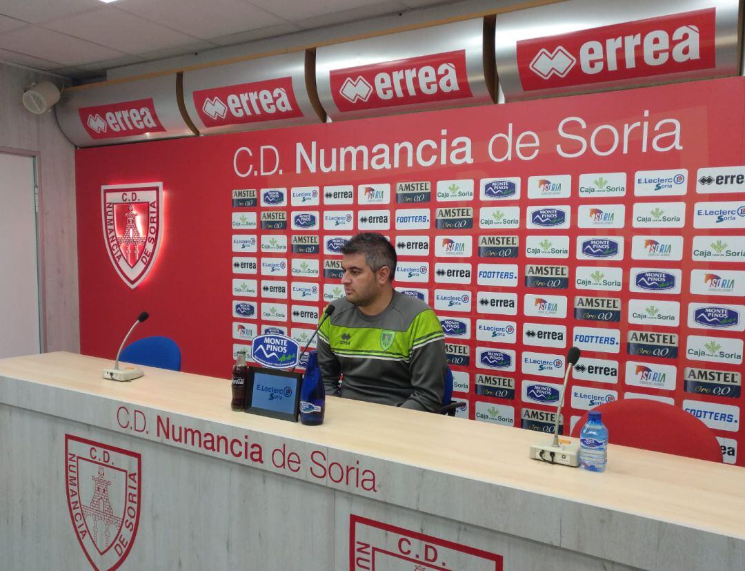 Álex Huerta, entrenador rojillo, en rueda de prensa.