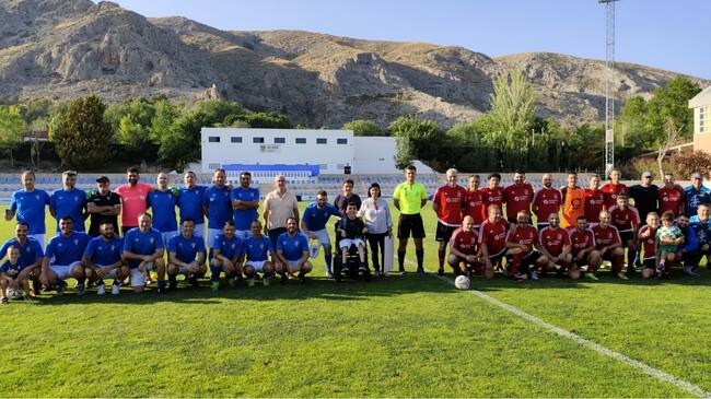 Momento de la entrega del cheque