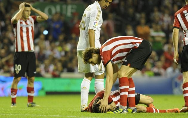 Llorente ayuda a Susaeta en un partido contra el Madrid