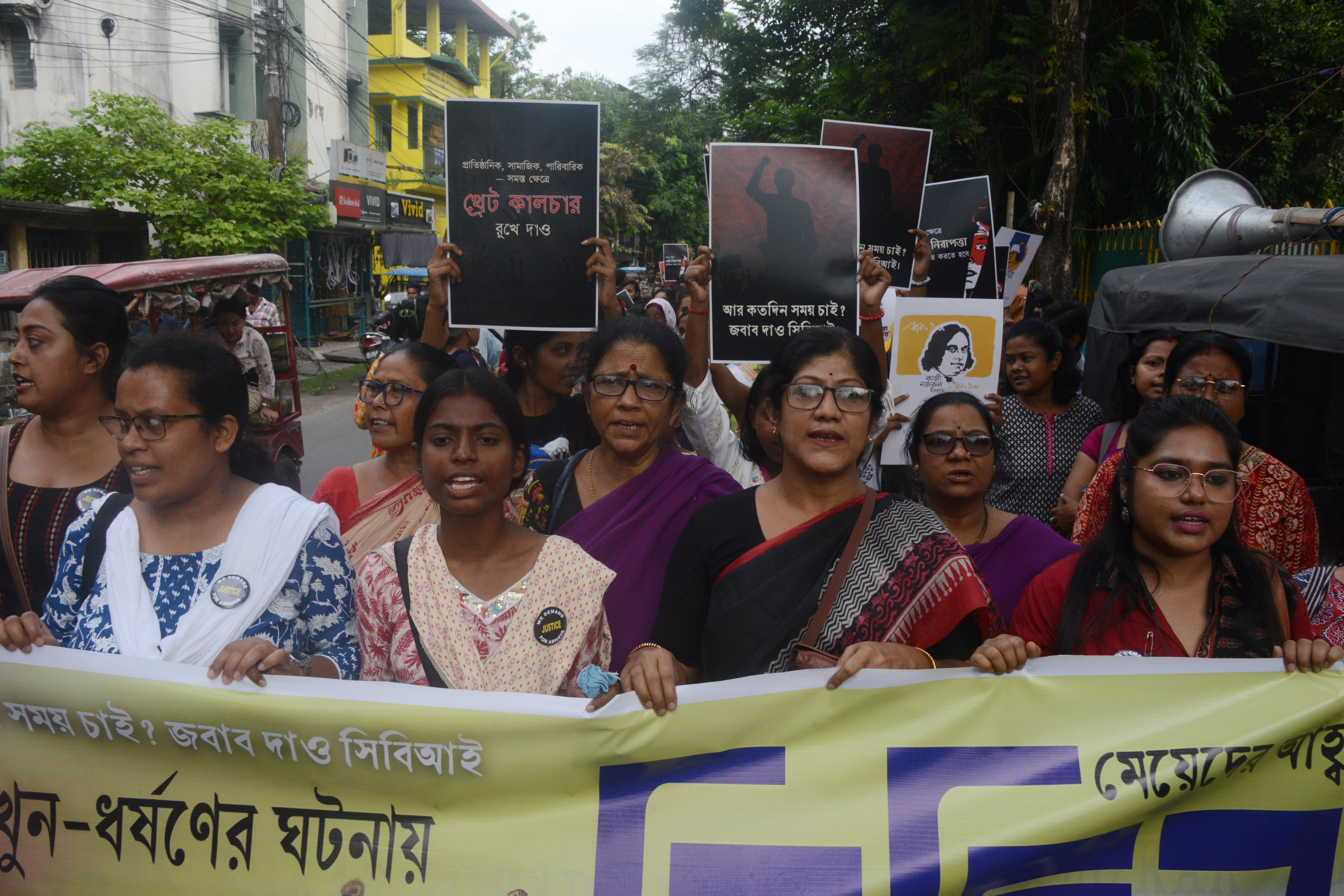 Activistas femeninas participan en una concentración de protesta para condenar la violación y asesinato de una doctora en la India en octubre de 2024.