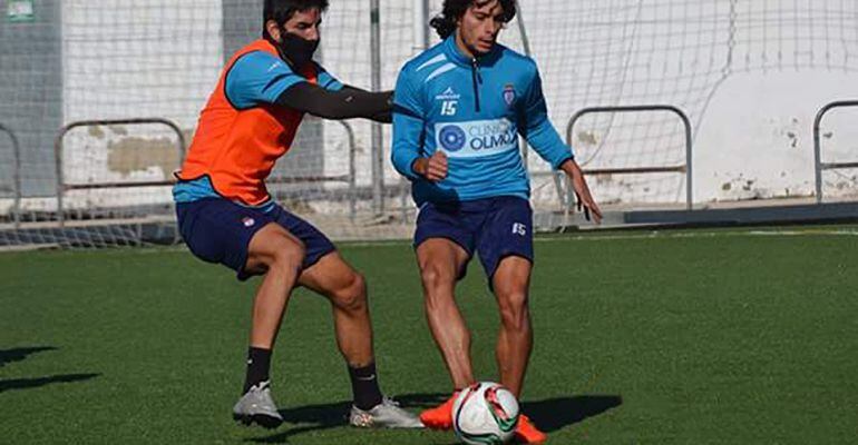 Dos jugadores del Real Jaén durante un entrenamiento de esta semana.