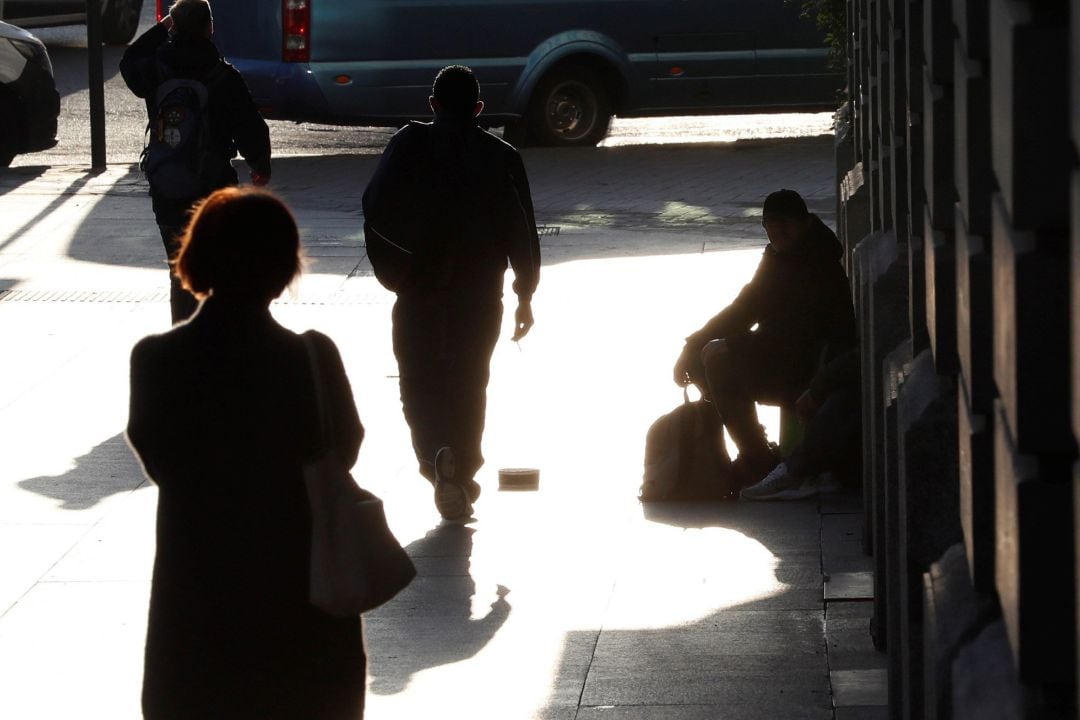 Decenas de personas se agolpan a las puertas del Samur Social de Madrid cada día