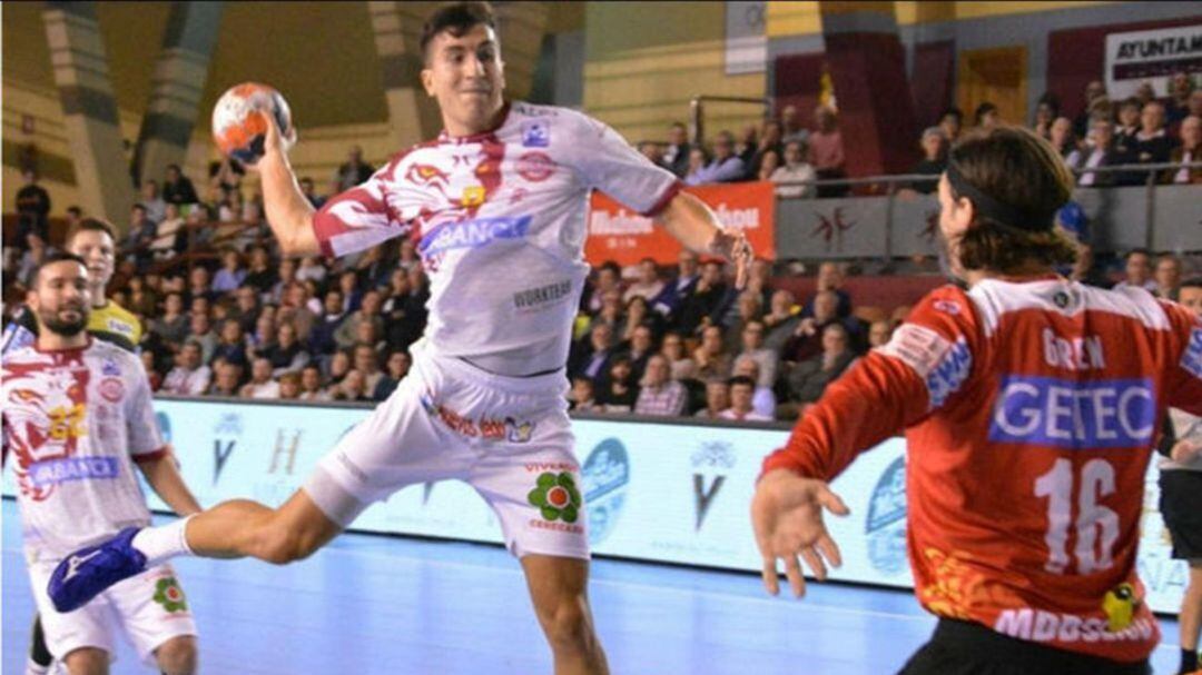 Pedro Martínez intenta un lanzamiento a portería 