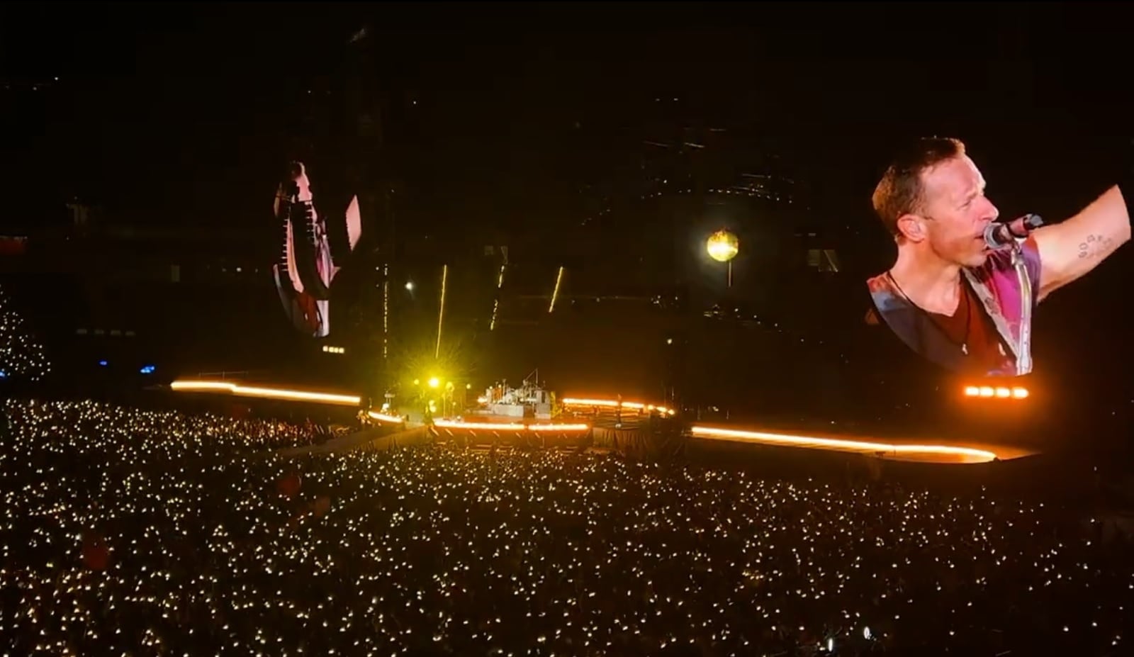 Chris Martin, el cantante de Coldplay, detiene un momento el espectáculo en el primer concierto en Barcelona.