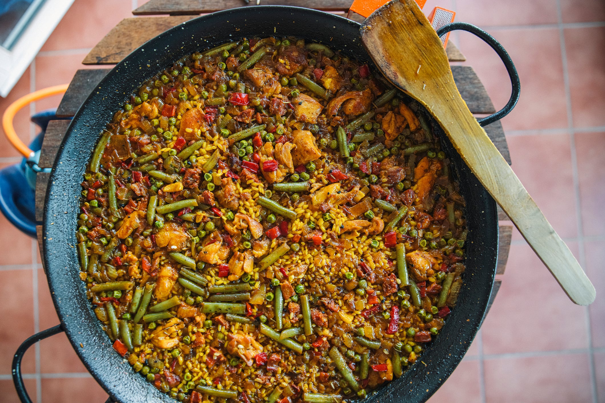 Paella de pollo y verduras.