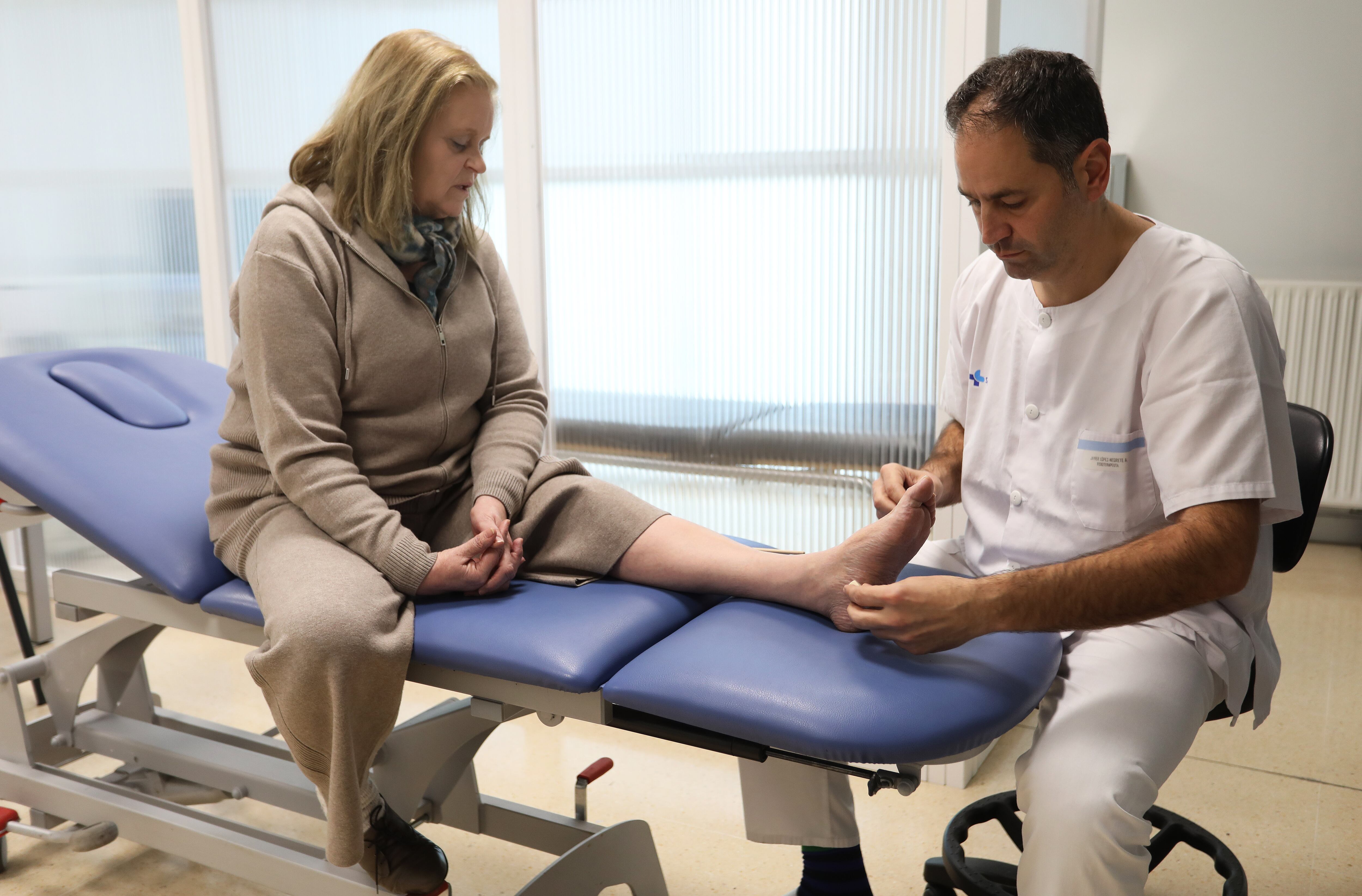 En la imagen el fisioterapeuta Javier López-Negrete con la paciente Begoña en la consulta del centro de Salud de La Puebla de Palencia