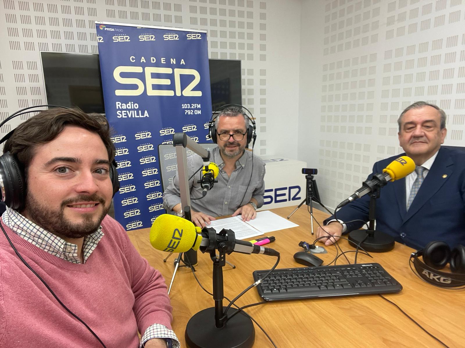 De izquierda a derecha, José Manuel Peña, Paco García y Pepe Fernández, comisario de la exposición sobre el Centenario del Lunes Santo