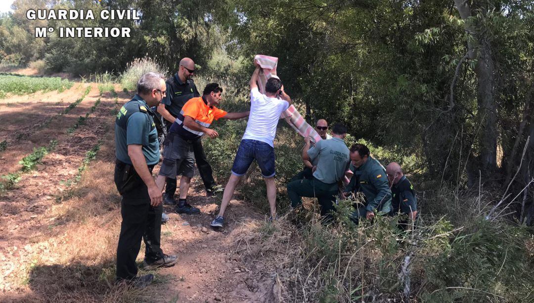 El equipo de rescate se afana en salvar la vida de la mujer