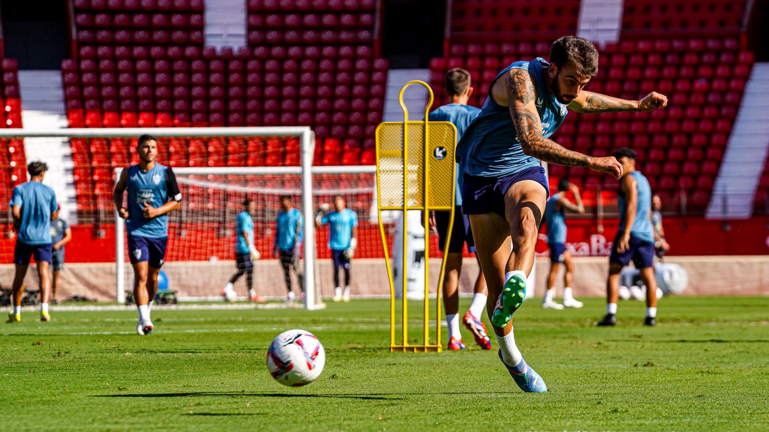 Centelles viene de marcarle al Sporting de Gijón y con la ausencia de Langa apunta a titular por cuarto partido seguido.