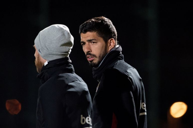 Messi y Luis Suárez conversan durante el entrenamiento previo al partido del Celta