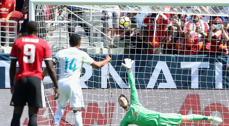 Imagen de Casemiro marcando el penalti durante el tiempo reglamentario