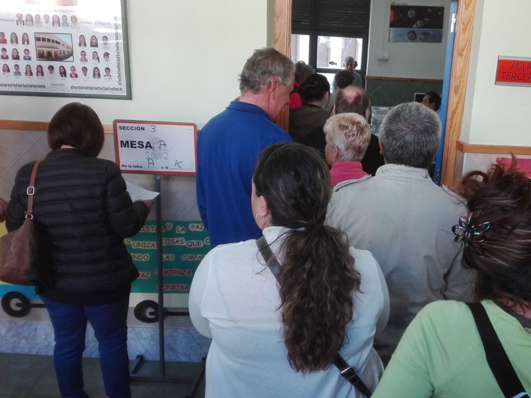 Varios ciudadanos esperan su turno para votar en el Colegio San José de Calasanz de la capital