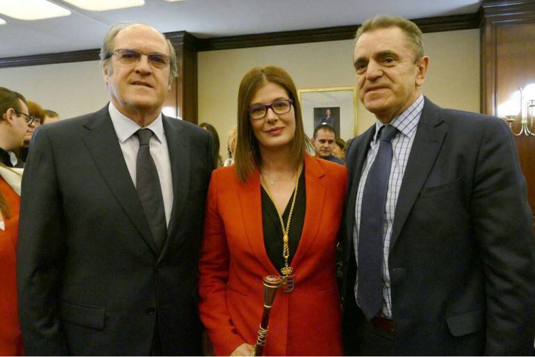 La alcaldesa de Móstoles, Noelia Posse, acompañada por el Secretario General del PSOE, José Manuel Franco y el portavoz del PSOE en la Asamblea de Madrid, Ángel Gabilondo