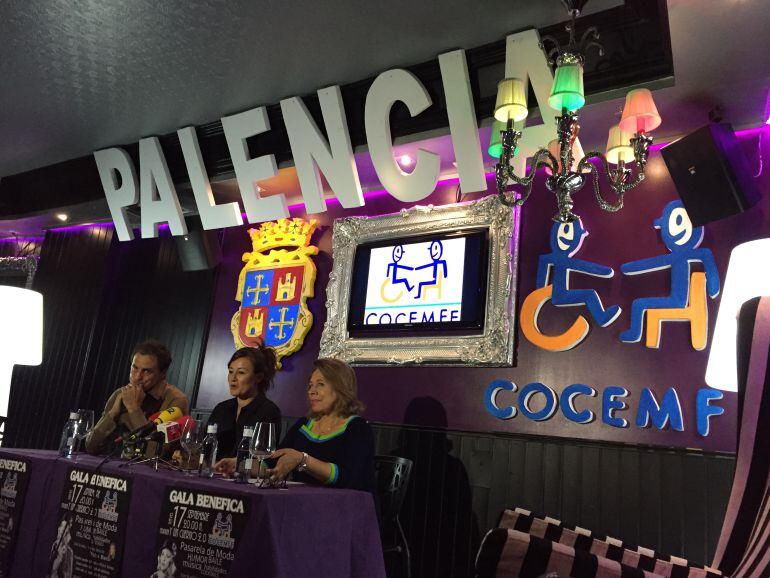 De izquierda a derecha, Guillermo Flores, gerente de "Y Un Cuerno 2.0", Eva Calleja, responsable de comunicación y Consuelo Santiago, presidenta de COCEMFE Castilla y León. 