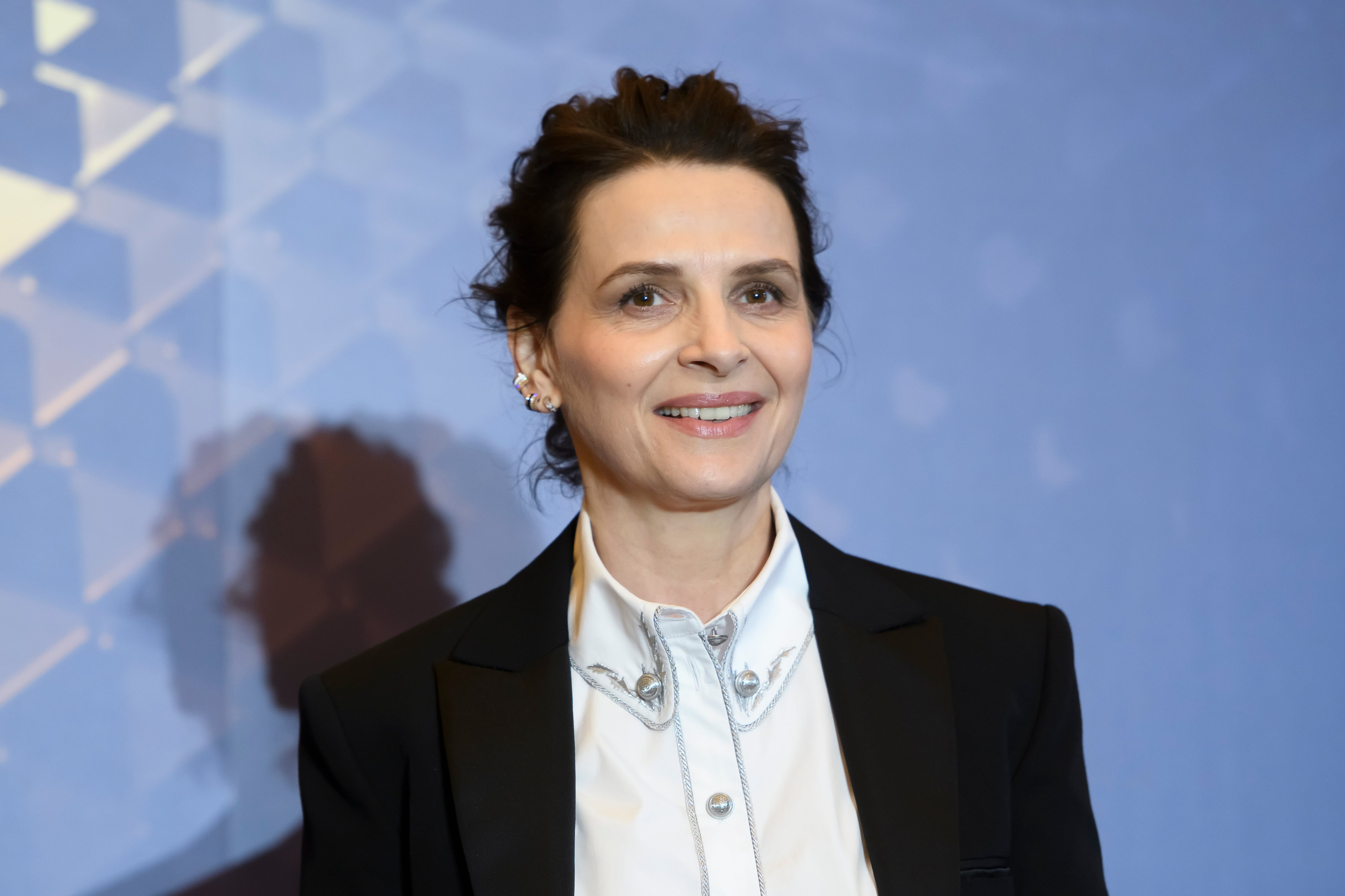 SEVILLA. 10/02/2023. - La actriz francesa Juliette Binoche en el Real Alcázar de Sevilla con motivo del premio de la Academia de las Artes y las Ciencias Cinematográficas que recibirá en la gala de los Goya que se celebrará en Sevilla el sábado 11 de febrero. EFE/ Raúl Caro
