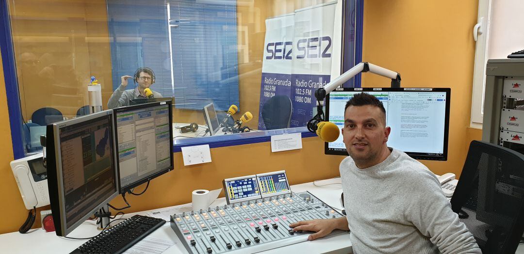 Jorge Molina, en primer término, y Enrique Árbol, en los estudios de Radio Granada